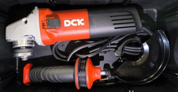 МШУ DCK KSM04-125S (1020Вт, 125мм, кейс)